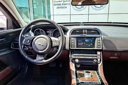صورة 9 لـ 2016 Jaguar XE