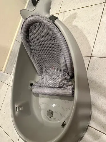 Baby bath tub with mesh sling