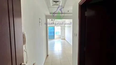 غرفتين وصالة للإيجار في الممزر على مخرج دبي جيم ومسبح مجاني بلكونة وإطلالة مفتوحة في مبنى عائلي
