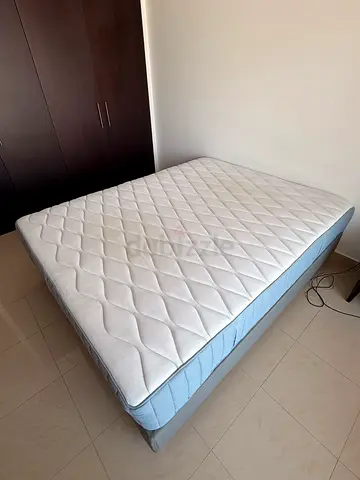 IKEA - Queen mattress 160x200 in very good condition with associated bed base — lightly used