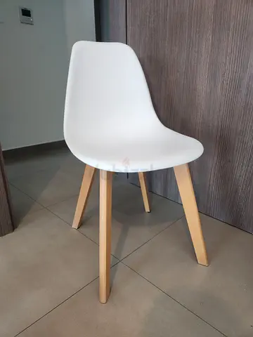 White molded plastic dining chair with wooden legs - single piece