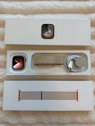Apple Watch Series 9 GPS, 41mm, Starlight Aluminum Case with Starlight Sport Loop. Excellent condit