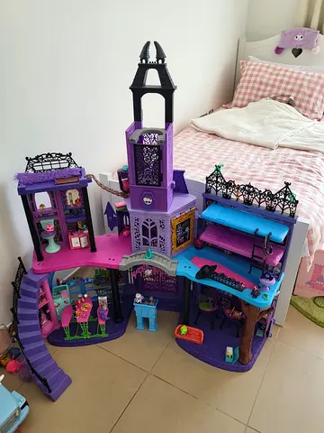 Monster High Dream Castle Doll House and cars playset with accessories