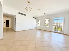 Spacious | Corner Unit | Closed Kitchen