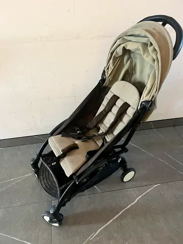 Yoyo Lightweight foldable baby stroller in green - good condition (cabin compliant)