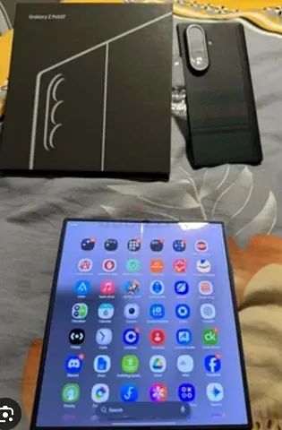 Samsung z fold 7 like new Uae version 256gb free case