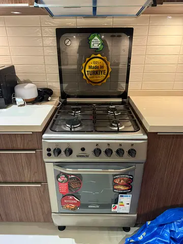 Generaltec freestanding gas cooker with oven - good condition