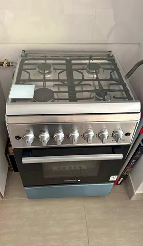 Daewoo gass cooker with oven - good working condition