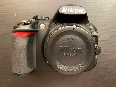 DSLR camera with Sigma zoom lens — good working condition