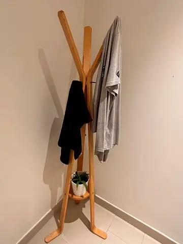 Wooden freestanding coat rack / clothes stand in good condition