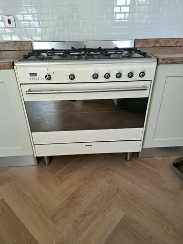Smeg top gas oven electric cooker 90 by 60 cm latest model like new condition perfect