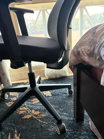Ergonomic black office chair on patterned rug - good condition