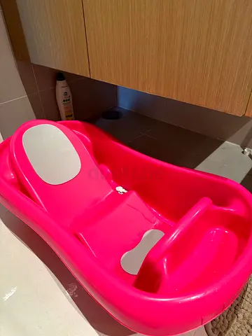 Pink baby bathtub