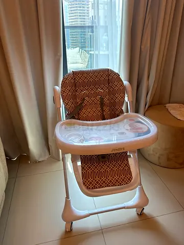 كرسي طعام اطفال و سرير اطفال