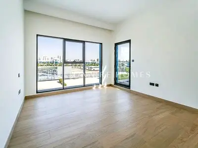 Near to amenities | Corner unit | Prime location
