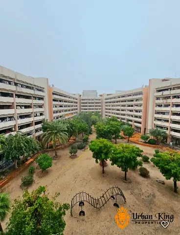 Shearing And Staff Accommodations Allow / Huge Layouts / Walking distance To metro station