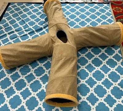 Cross-shaped cat tunnel toy with soft lining - good condition