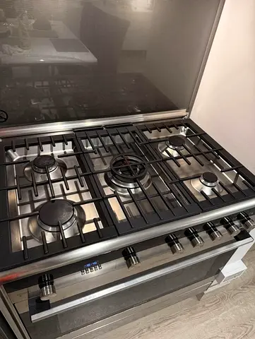 Simenes iq 700 top gas over electric cooker five burner