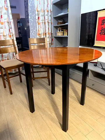 Round Table and 2 chairs