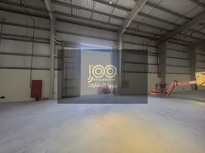 مستودع 43,000 قدم على شارع عام | كهرباء 379 KW | أم الثعوب