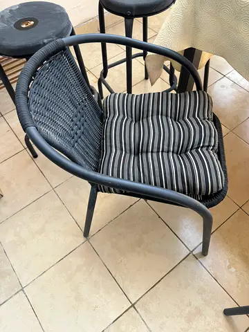 4 metal chairs with cushions