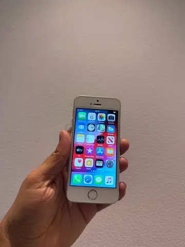 Apple IPhone 5S Silver with accessories