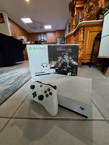 Xbox One S 1TB White with Controller - Good Working Condition