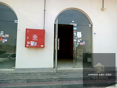 محل تجاري للإيجار السنوي في الراشدية 2 عجمان بمساحة 450 قدم قريب من محطة الباص وأبراج الفالكون بموقع حيوي والدفع على 4 دفعات والتأمين شيك
