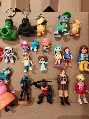 Mixed small toy figures lot — assorted characters (bagged)