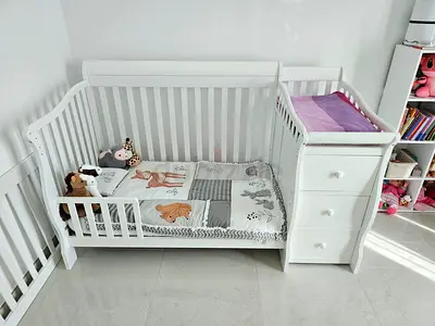 White convertible baby crib with attached changer - good conditions, including high quality mattress