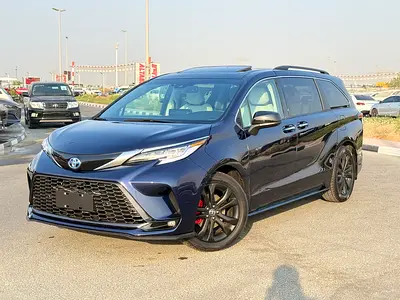 2023 Toyota Sienna XLE Hybrid - Excellent Condition