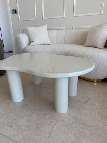 Modern white kidney-shaped coffee table with rounded legs