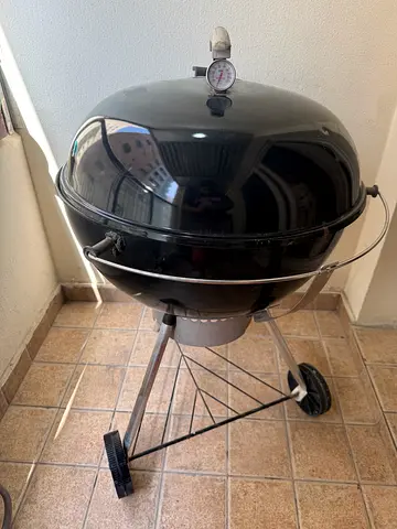 Kettle Charcoal Grill with Thermometer and Wheels - Good Condition This is a Weber charcoal kettle g