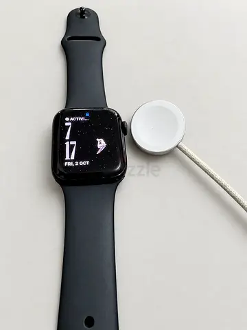 Apple Watch SE (2nd Generation) + Original Charger