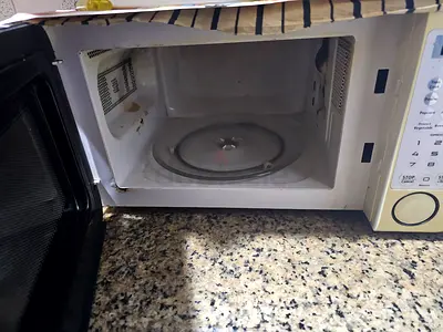 Used countertop microwave oven - functioning, needs cleaning