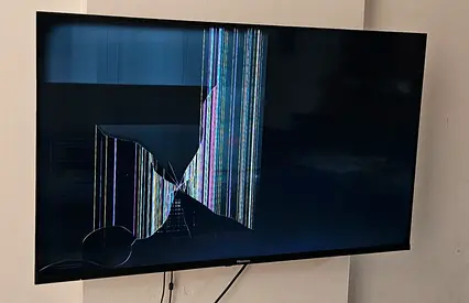 Hisense 45" TV with cracked/damaged screen - for parts or repair
