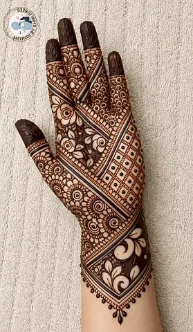 🌿 Mehndi Artist Available in Sharjah | Karwa Chauth Bookings