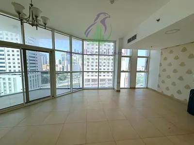 شقة ثلاث غرف وصالة للإيجار السنوي في التعاون الشارقة ببرج حديث وإطلالات بانورامية وبلكونة وغرفة خادمة
