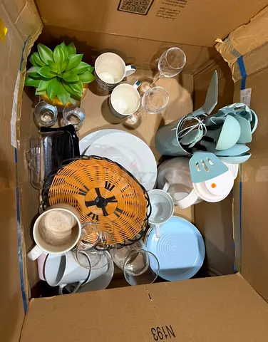 Mixed kitchenware bundle – plates, mugs, glasses, utensils (used)