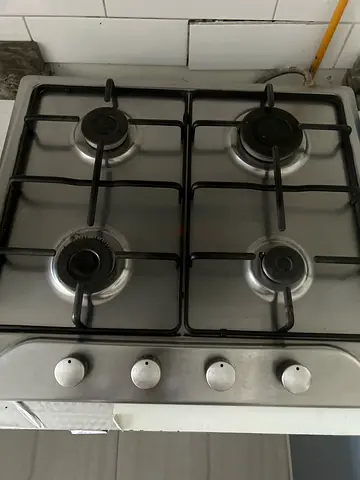 Stainless steel 4-burner gas hob in good working condition