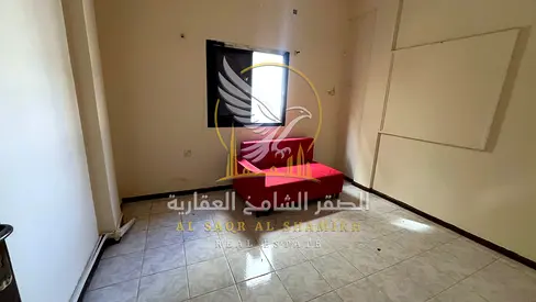 غرفة وصالة عائلية للإيجار في اليرموك الشارقة بمساحة واسعة وتوزيع مريح وموقع حيوي قريب من الخدمات