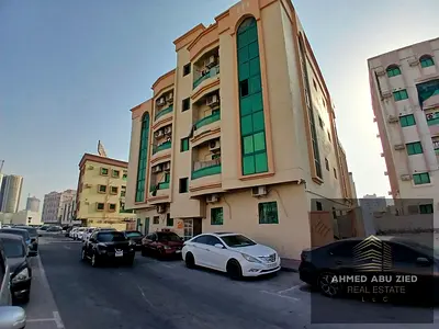 للبيع بناية أرضي و 3 طوابق بمنطقة الراشدية 1 ( مشيرف التجارية ) مقابل سوق السمك قريبة من شارع رئيسي