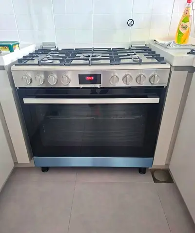 Bosch Stainless Steel latest model 5-Burner Gas Range with Large Oven - Good working condition