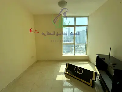 شقة غرفة وصالة للإيجار السنوي في التعاون الشارقة بجوار محطة أدنوك بإطلالة مفتوحة على شارع الوحدة وباركينغ مجاني