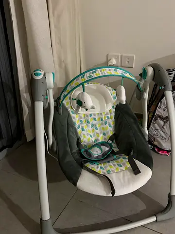 Electric baby swing/rocker in excellent condition, with its box.