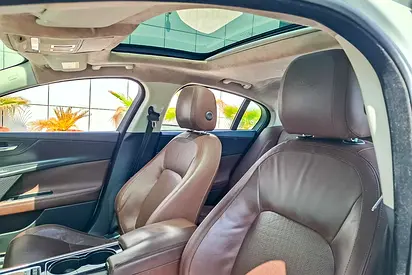 صورة 10 لـ 2016 Jaguar XE