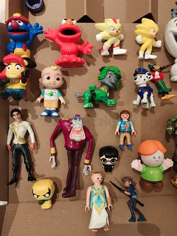 Mixed small toy figures lot — assorted characters (bagged)