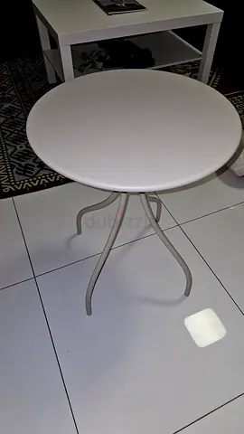 1  white centre coffee table, 1 round coffee table, side 2 white table, 1 brown coffee table