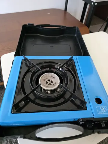 Portable single-burner gas stove with carrying case