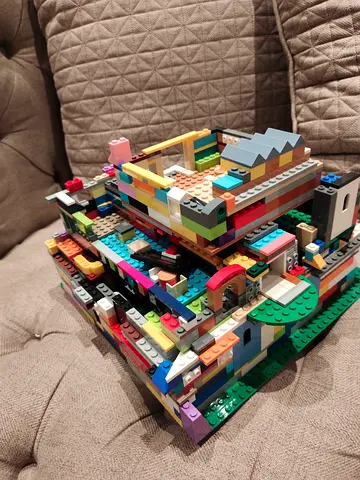 Large mixed LEGO/Building brick collection with assembled structures